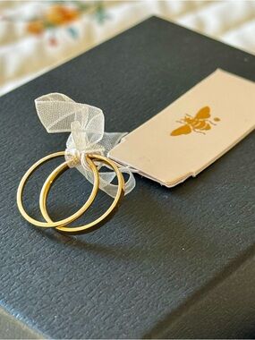 NWT Bee Gold-Plated Thin Stacking Rings Set of 2 – Size 7 Bands